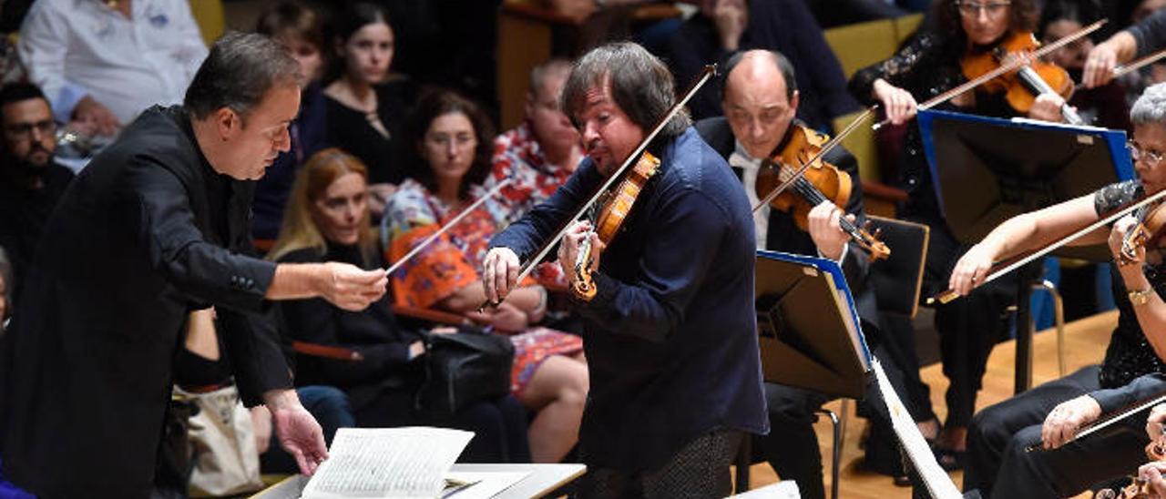 Karel Mark Chichon dirige a la Orquesta Filarmónica, con el violinista Sergej Krylov, en el conceirto del 20º aniversario del Alfredo Kraus, en diciembre de 2017.