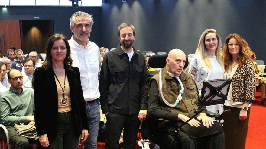 Por la izquierda, Carlota Amigo, Tito González, Edgar Plans, Urbano González, Diana Emperador y Patricia González, ayer, en el Club LA NUEVA ESPAÑA. | JER OSPINA