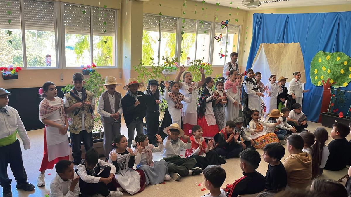 Alumnos del colegio Benacantil de Alicante, con indumentarias tradicionales del país, en su Semana Cultural