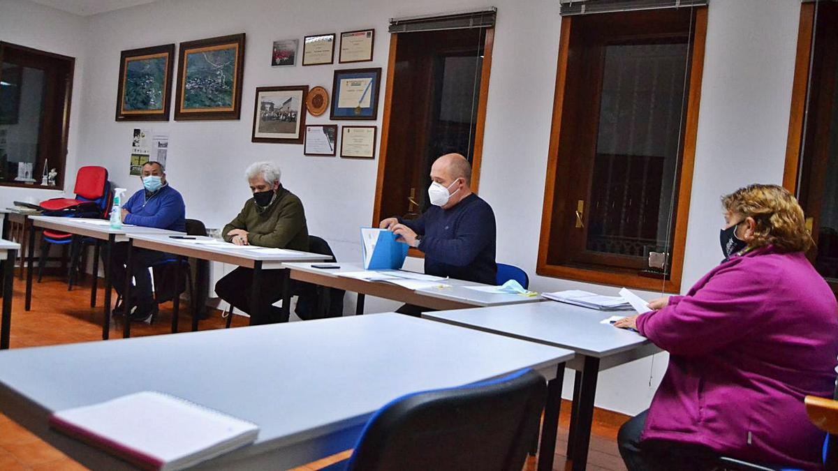 Un momento del último pleno en el Ayuntamiento de Lubián. | A. Saavedra