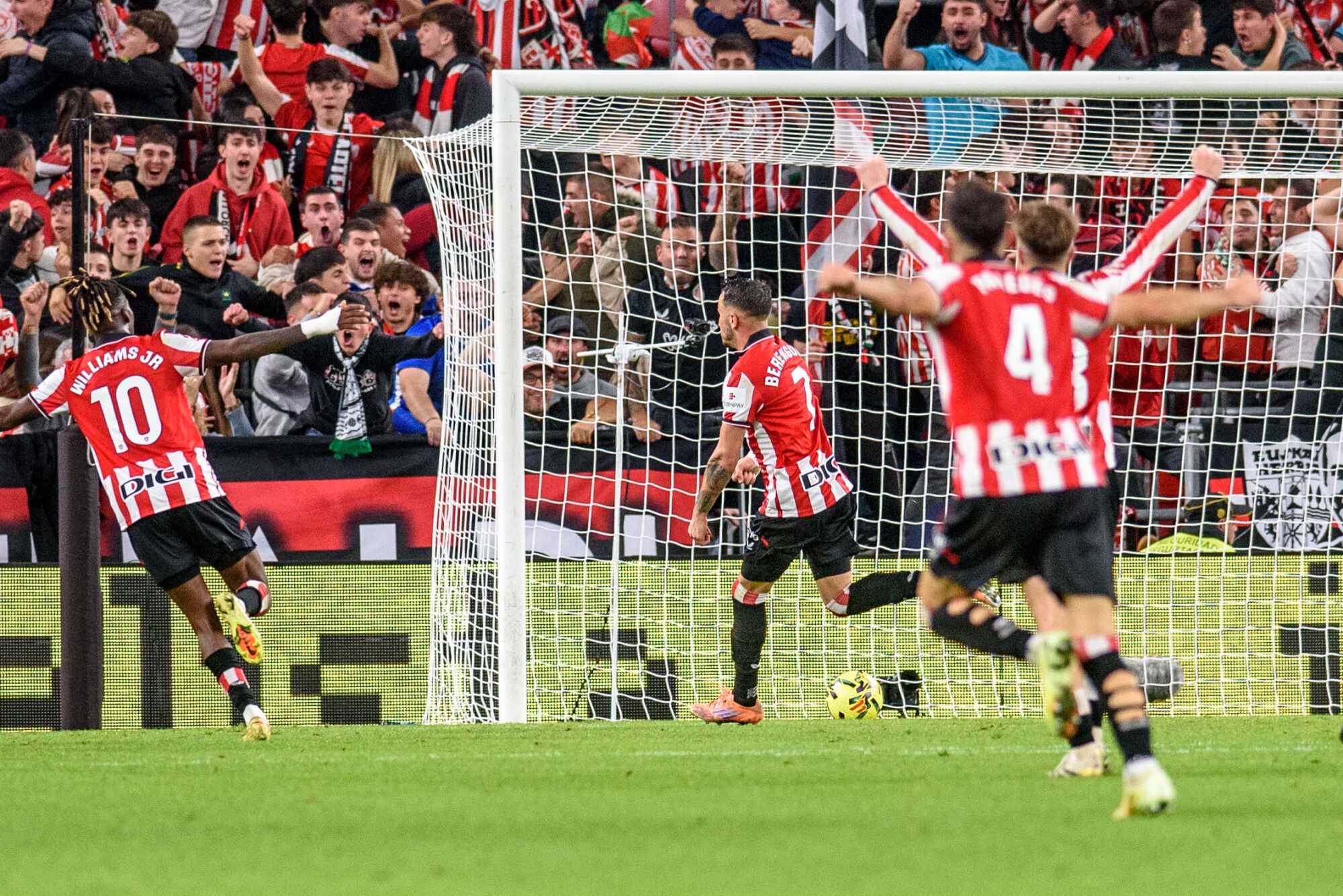 BILBAO, 06/12/2025.- El delantero del Athletic Álex Berenguer (c) celebra tras marcar ante el Atlético de Madrid, durante el partido de Liga en Primera División que Athletic Club y Atlético de Madrid han disputado este sábado en el estadio de San Mamés, en Bilbao. EFE/Javier Zorrilla
