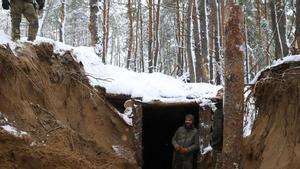 Soldados ucranianos contruyen una trinchera en la región de Kupiansk-Limán, en una imagen tomada el pasado 10 de febrero.