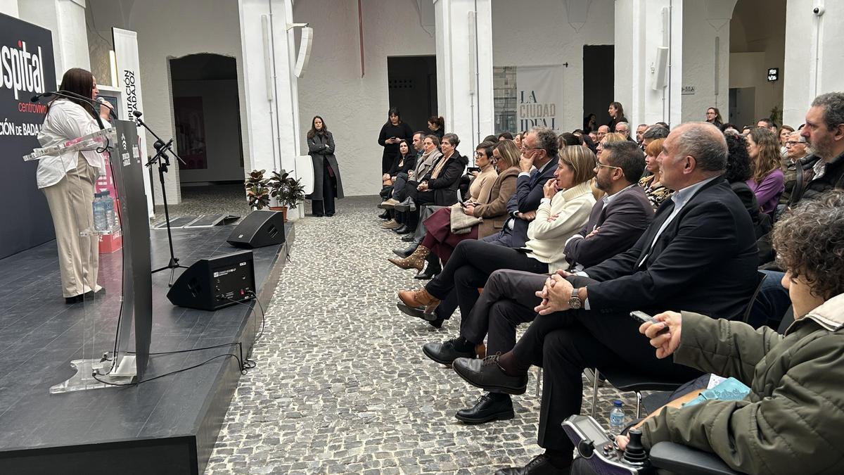 La cantante ucraniana Lana Tryhub ha interpretado varios temas durante el acto institucional en el Hospital Centro Vivo.