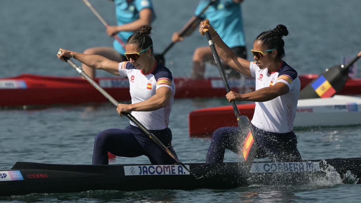 La pareja española de C1 Antia Jacome, izq., y María Corbera en la prueba de velocidad de 500 m