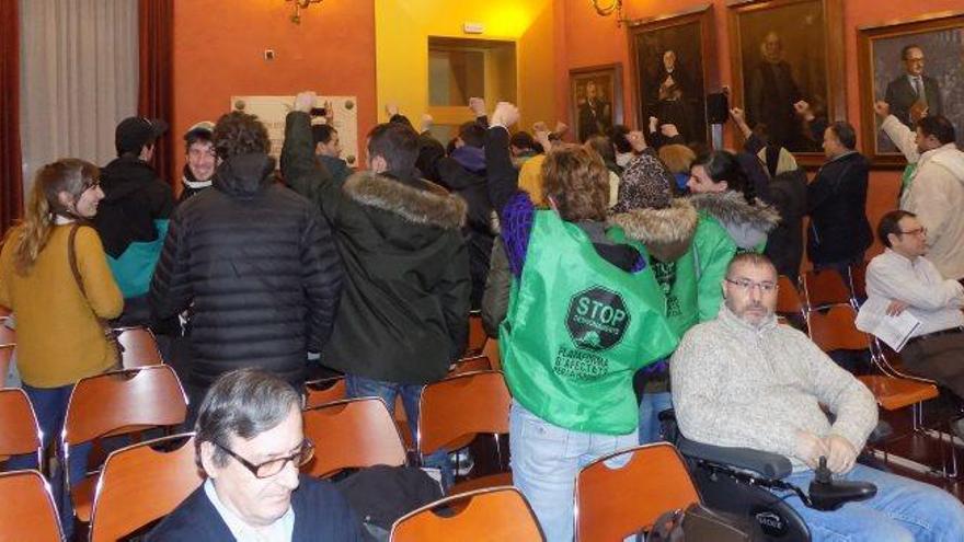 Els activistes de la PAHC d&#039;esquena al ple municipal i amb el puny aixecat, ahir al vespre