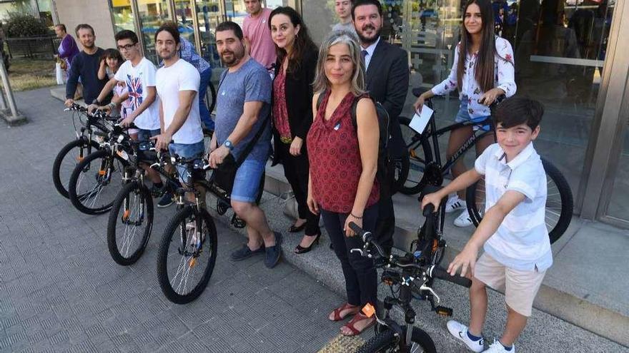 Los premiados, con sus bicicletas, acompañados de representantes de la Xunta y el Ayuntamiento.