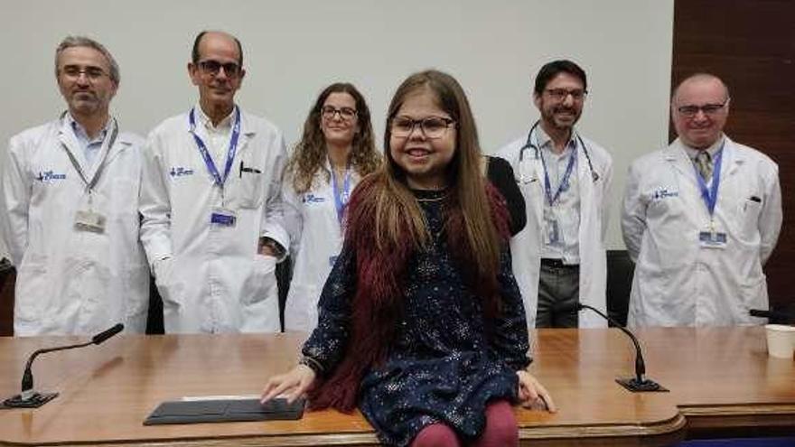 Iria, con el equipo médico. // Efe