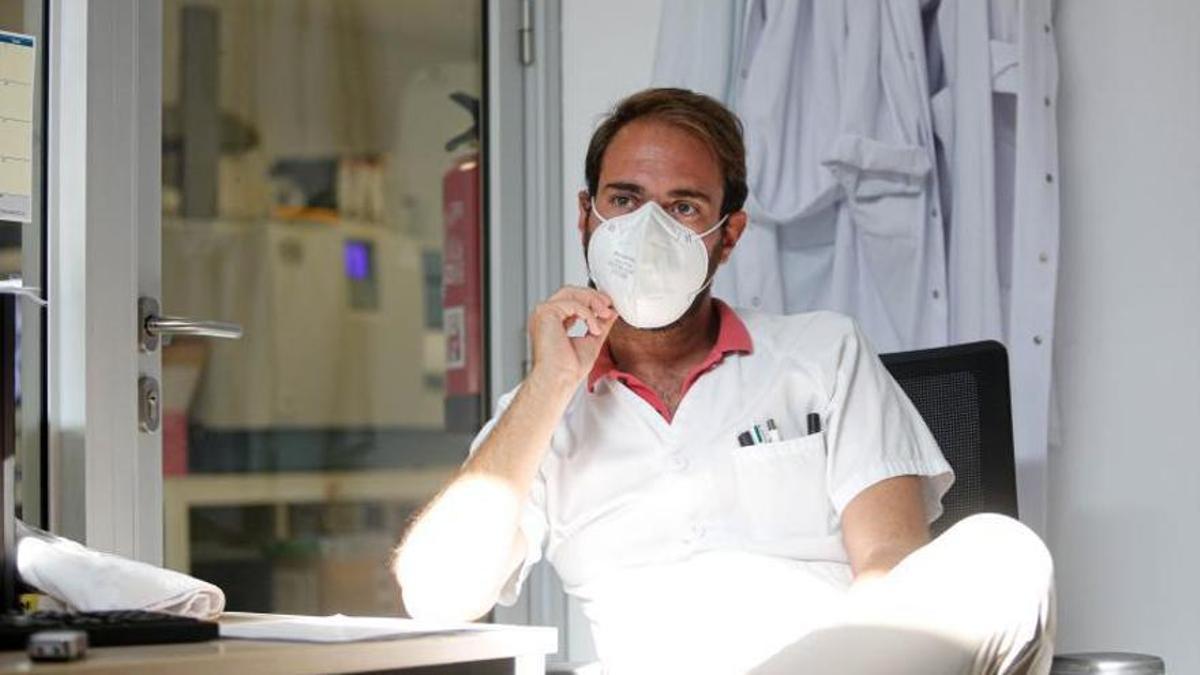 Javier Segura, en el laboratorio de Microbiología de Can Misses.