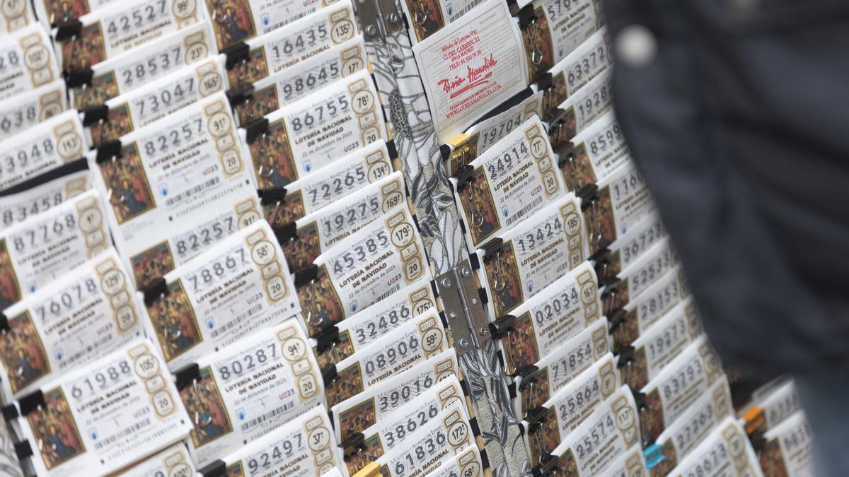 Varios décimos de la administración de lotería Doña Manolita de cara al Sorteo Extraordinario de la Lotería de Navidad, en la Administración de Loterías Doña Manolita, a 14 de diciembre de 2023, en Madrid (España). El establecimiento fue inaugurado por Ma