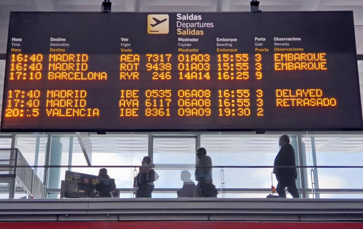 Panel de vuelos del aeropuerto de Vigo. // Marta G. Brea