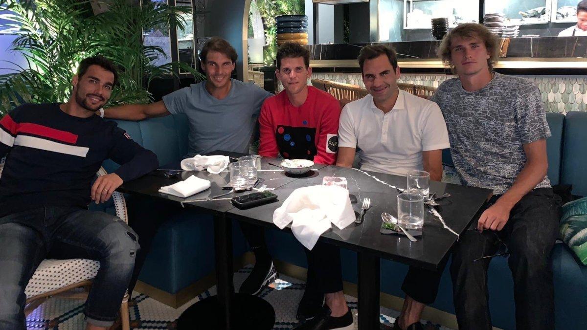 Nadal, con Fognini, Thiem, Federer y Zverev en un restaurante de Londres.