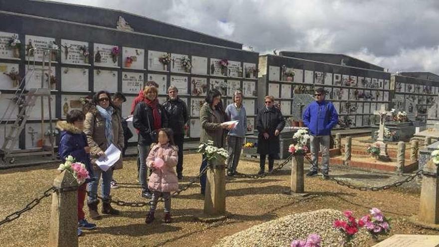 Militantes de IU en el acto en la fosa común del cementerio.