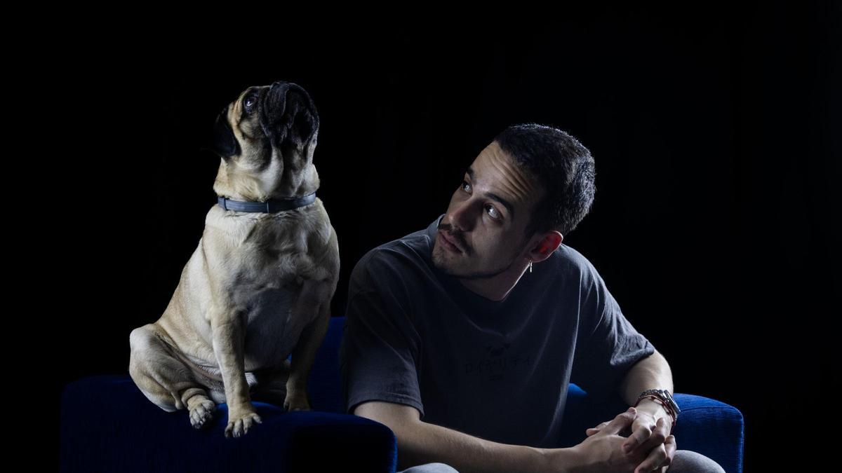 Luisaker y su perro Bambú, en una sesión de fotos realizada en diario INFORMACIÓN