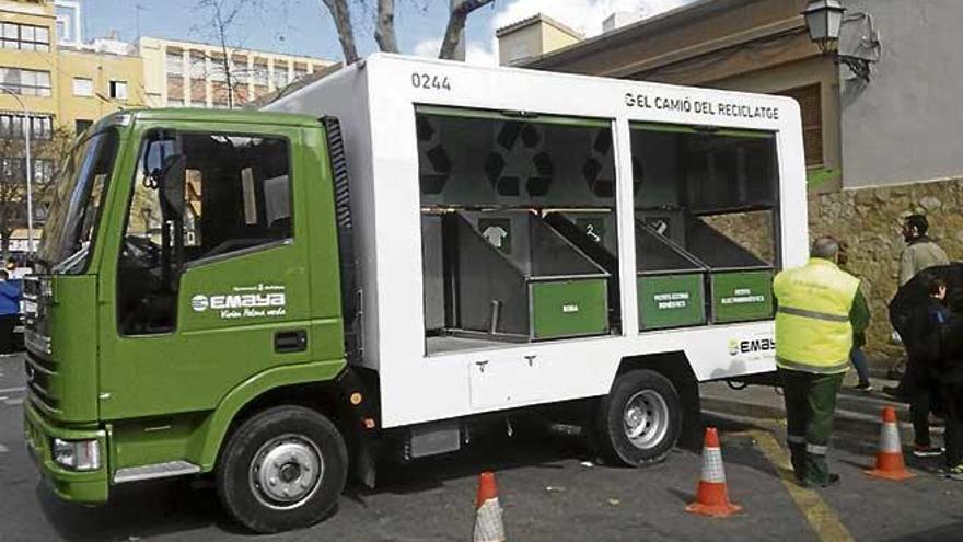 Imagen del camión de reciclaje al inicio de su funcionamiento.