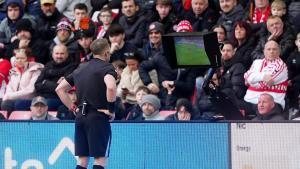 22 February 2026, United Kingdom, Sunderland: Referee Craig Pawson looks at the VAR pitch side screen as he decides to award a penalty to Fulham during the English Premier League soccer match between Sunderland and Fulham at the Stadium of Light. Photo: Owen Humphreys/PA Wire/dpa. UNITED KINGDOM OUT, IRELAND OUT, EDITORIAL USE ONLY No use with unauthorised audio, video, data, fixture lists, club/league logos or live services. Online in-match use limited to 120 images, no video emulation. No use in betting, games or single club/league/player publications