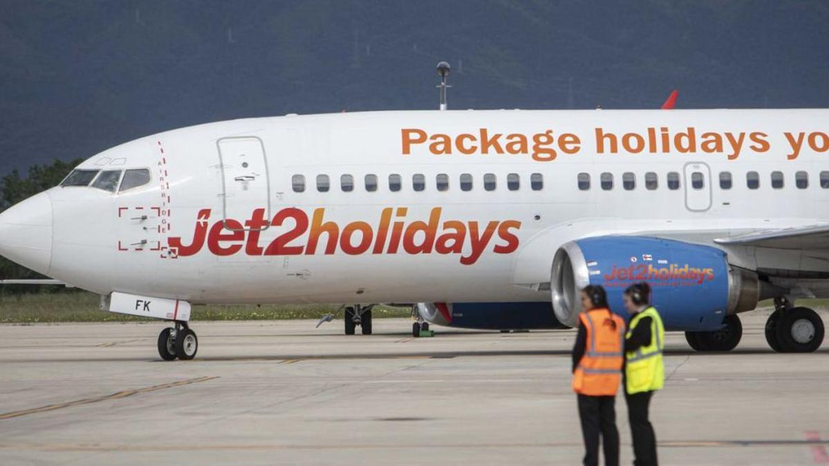 Un avió de Jet2 procedent de Leeds (Regne Unit), aturat a la pista de l’aeroport de Girona.