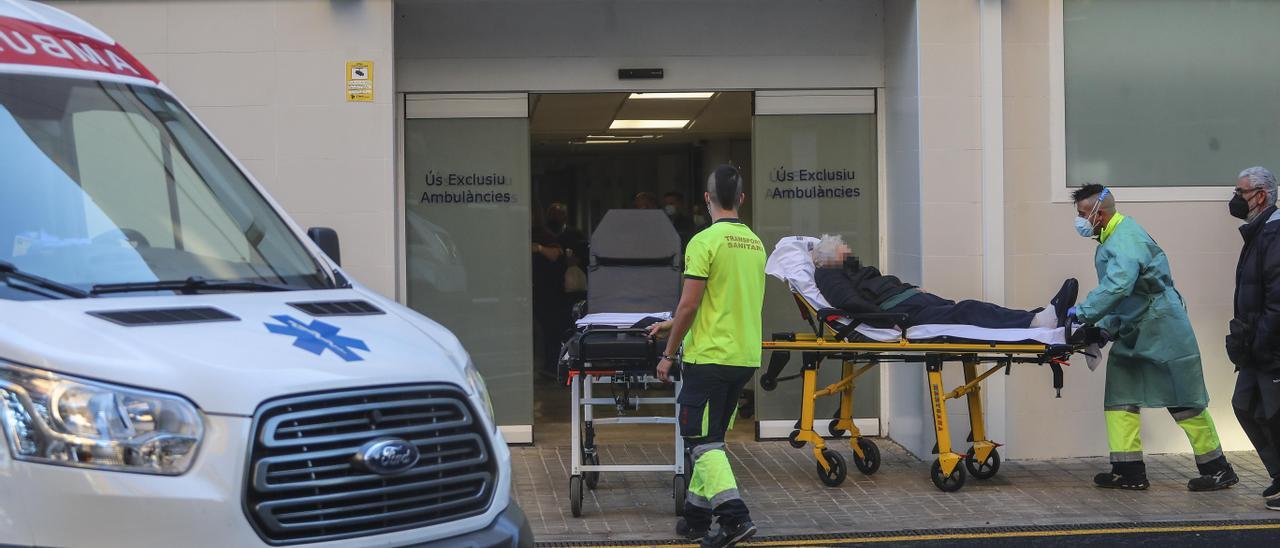 Entrada de pacientes en la puerta del Hospital Clínico de Valencia.