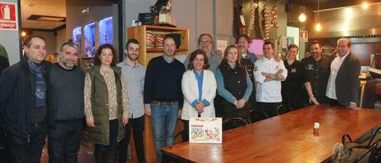 El jurado se reunió ayer en el restaurante A Feira. // Iñaki Osorio