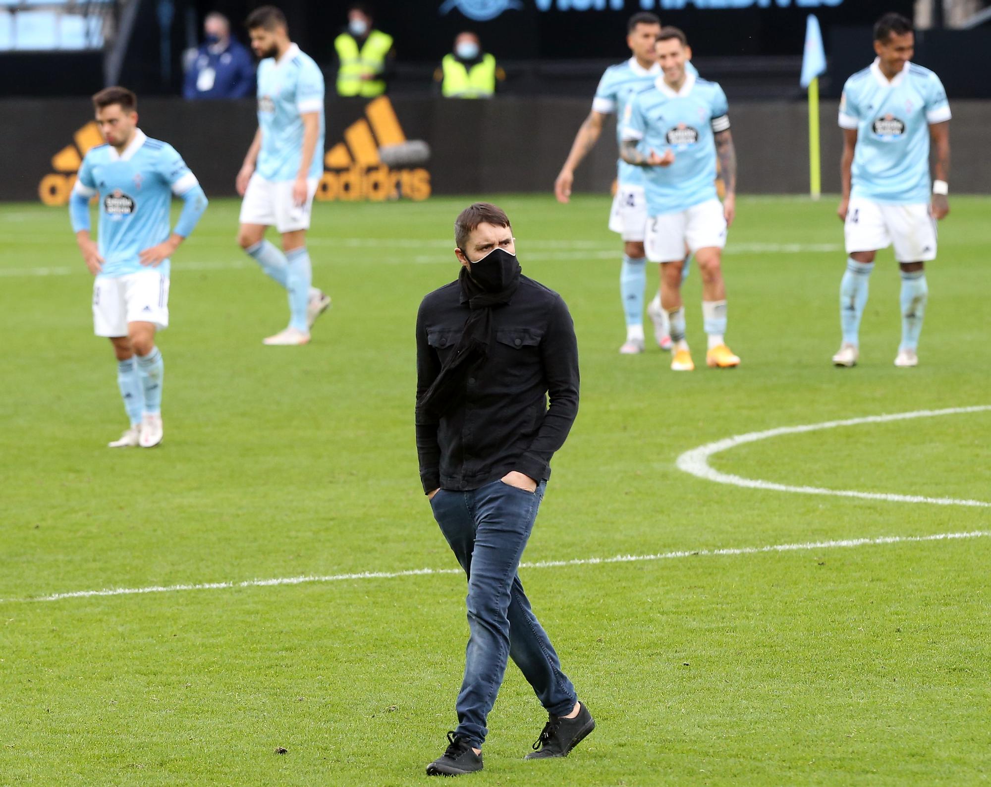 Coudet cruza el terreno de juego de Balaídos en un descanso.