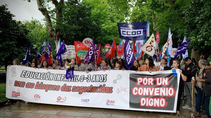 Manifestantes de la huelga de las escuelas infantiles privadas en Santiago de Compostela