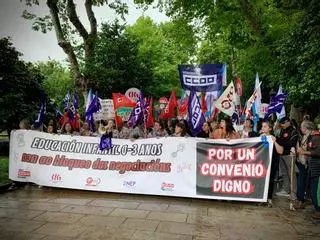 Huelga en las escuelas infantiles: los empleados marchan en Santiago para exigir un convenio "digno"