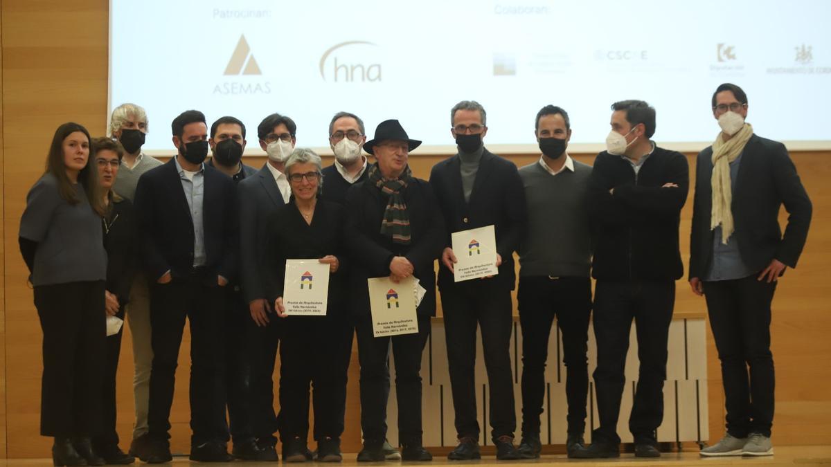 Foto de familia de los premiados en la gala de entrega de los Premios Félix Hernández.