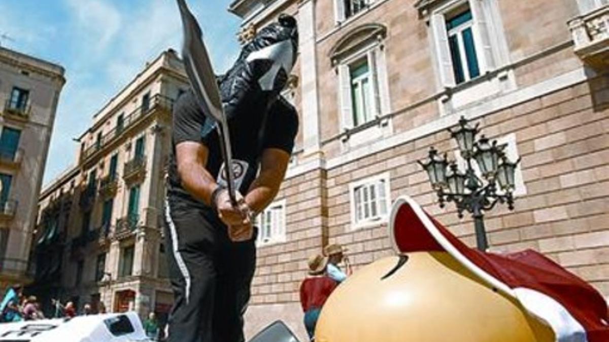 Un joven de la UGT protesta contra los recortes, ayer, en Barcelona.