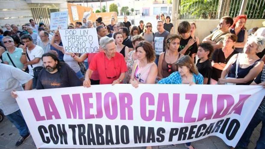 Protesta a la entrada del Teatro Castelar.