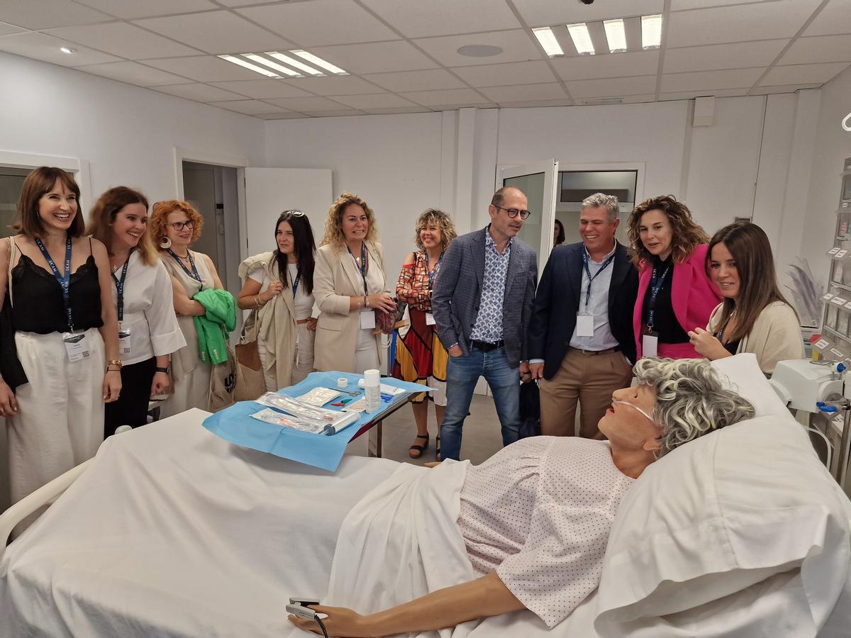 Los antiguos alumnos de la UCAM recorrieron las instalaciones y las aulas.