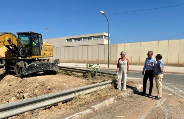 La concejala de Servicios Operativos, Teresa Porras, visita labores de limpieza en la zona del arroyo de las Cañas