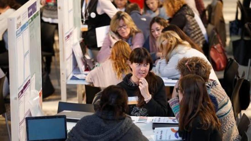 Taules amb professorat en plena feina, aquest dissabte a la Universitat de Girona.