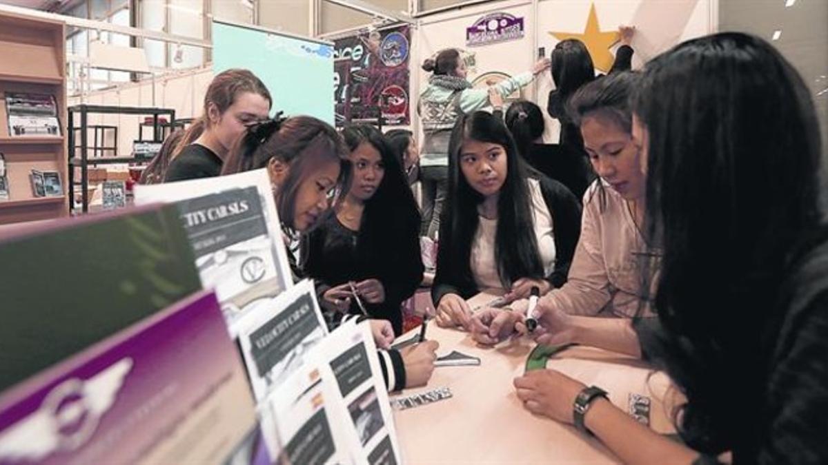 Un grupo de estudiantes, en el Saló de l'Ensenyament, en Montjuïc, el año pasado.