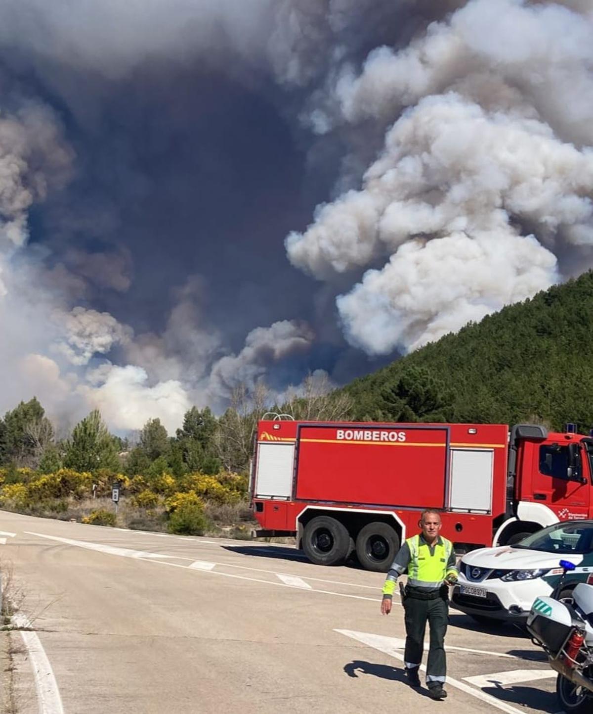 Los bomberos del Gobierno de Aragón trabajan en la extinción del incendio