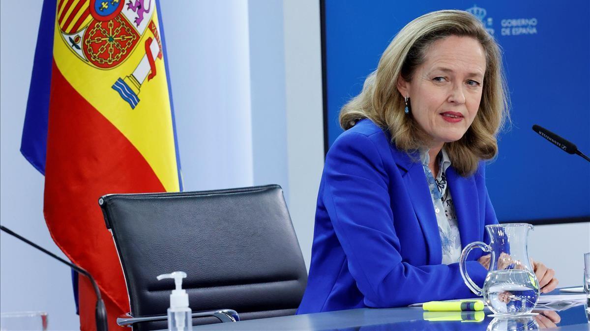 La vicepresidenta económica, Nadia Calviño, tras la aprobación del plan de ayudas a empresas en el Consejo de Ministros.