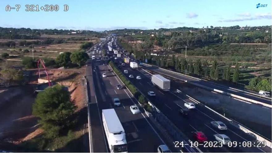 Colapso de tráfico en el área metropolitana de València por tres accidentes en la A-7