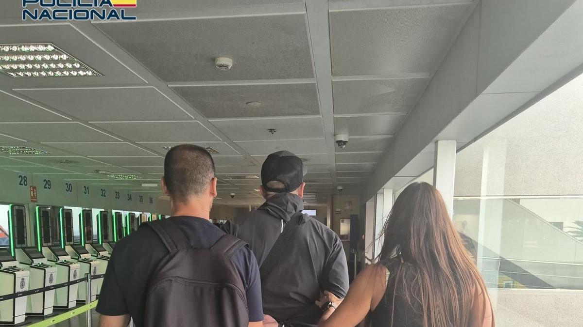 Detenido en el aeropuerto Tenerife Sur un hombre buscado por tentativa de homicidio en Adeje