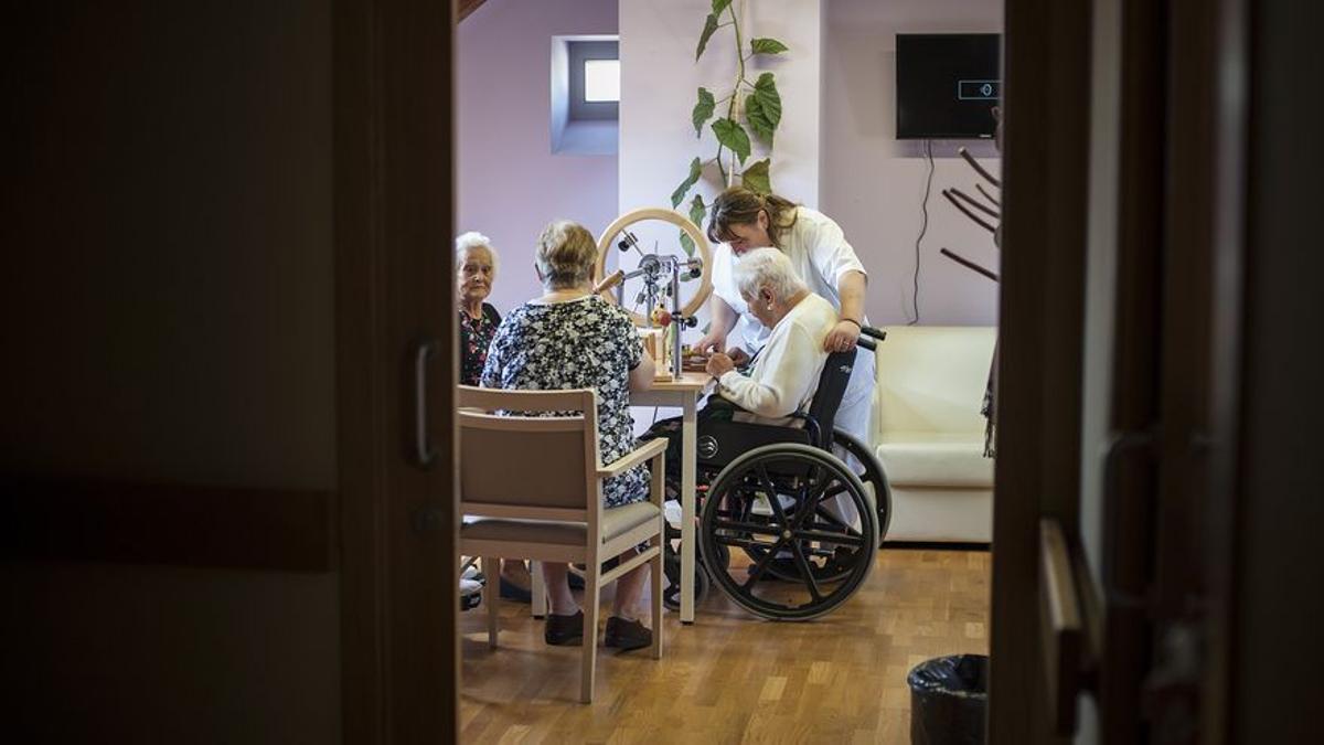 Varias usuarias en una residencia de ancianos.