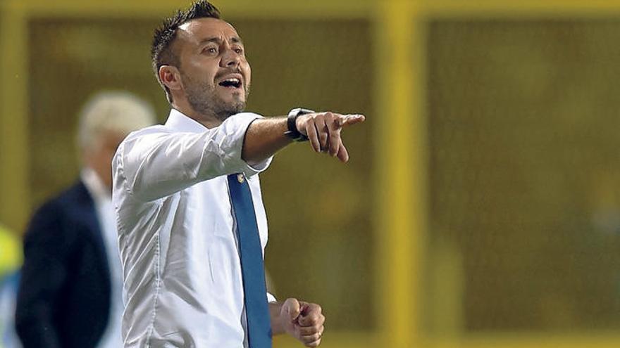 Roberto De Zerbi da instrucciones desde la banda en su época de entrenador en el Palermo.