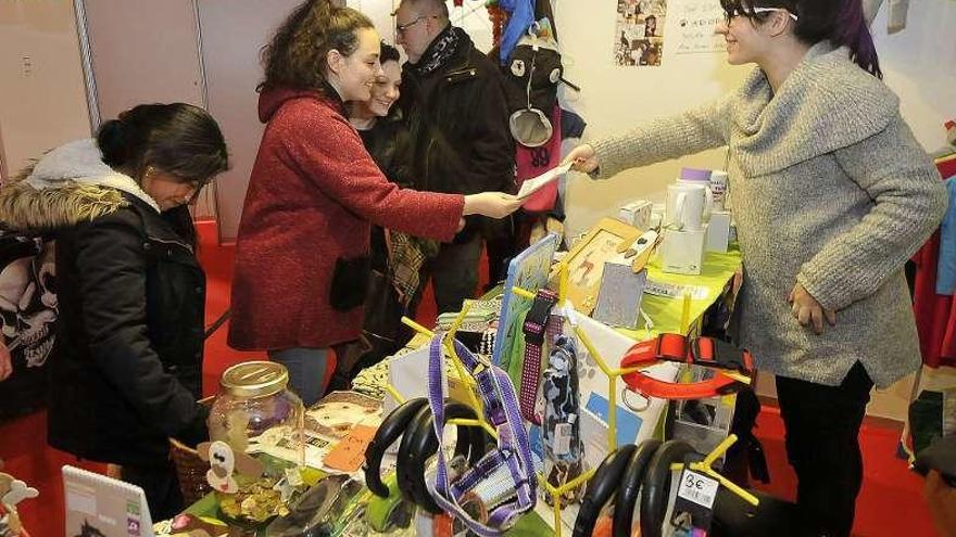 La Feria de Navidad de Mieres recibe a cientos de visitantes