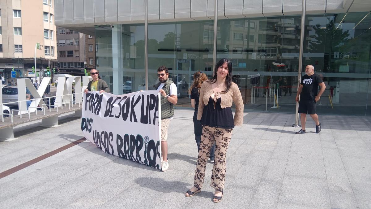 Diana P. , a la entrada de la Ciudad de la Justicia, esta mañana