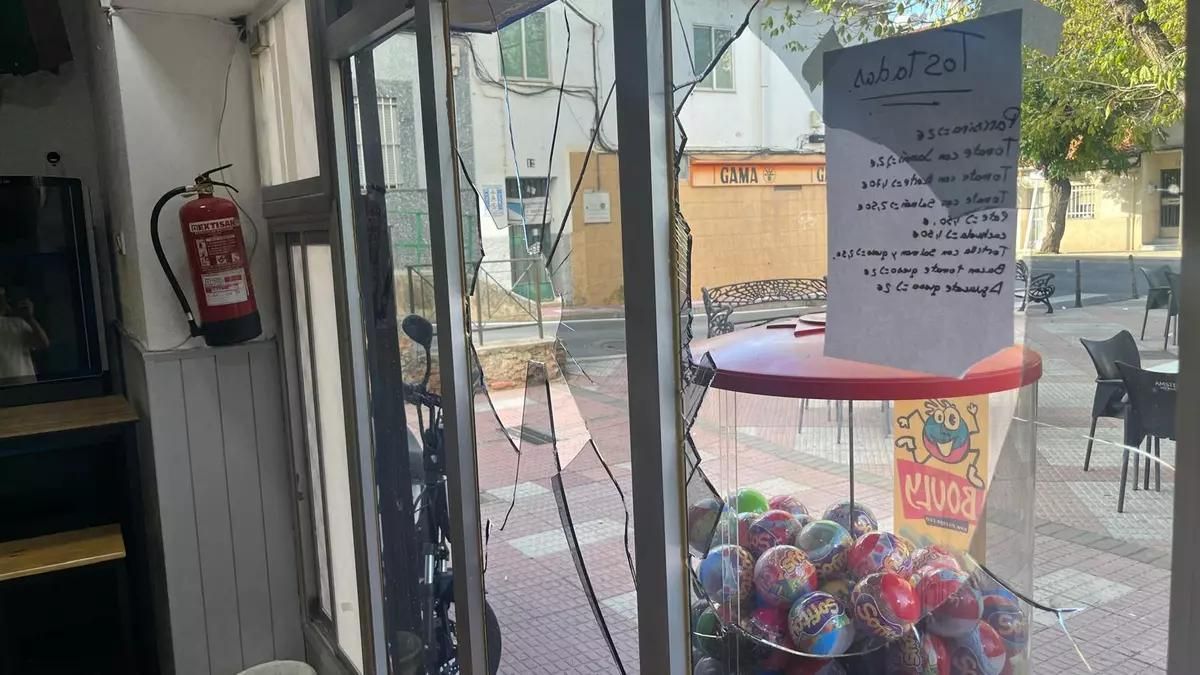 El despido de una cocinera de un bar desencadena una violenta discusión que deja dos heridos
