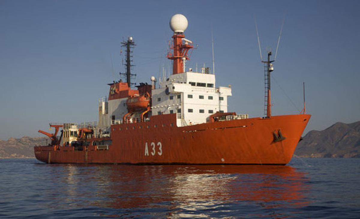 El ’Hespérides’ es el único buque de Investigación Oceanográfica español diseñado para la investigación multidisciplinar en todos los mares y océnaos del planeta, incluso por las Zonas Árticas y Antárticas. 