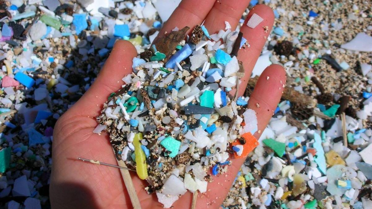 Un puñado de plásticos y microplásticos en la playa de Kamilo, Hawai (Estados Unidos).