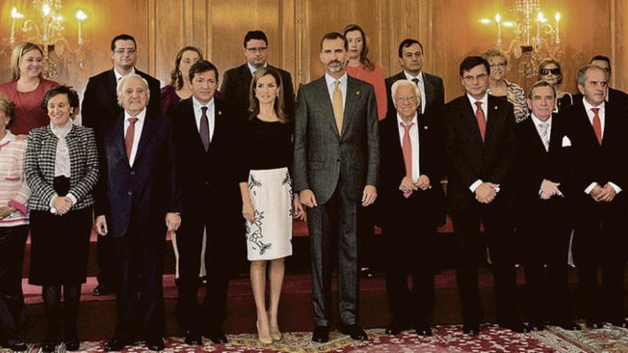 Los reyes posan con los galardonados con las Medallas de Asturias 2014 y con sus acompañantes, ayer en el Hotel de la Reconquista de Oviedo. Foto N. Orejas