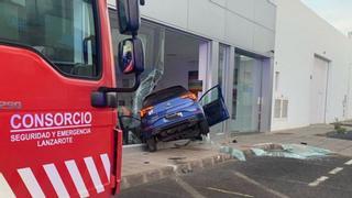 Un coche se empotra contra un concesionario en Lanzarote