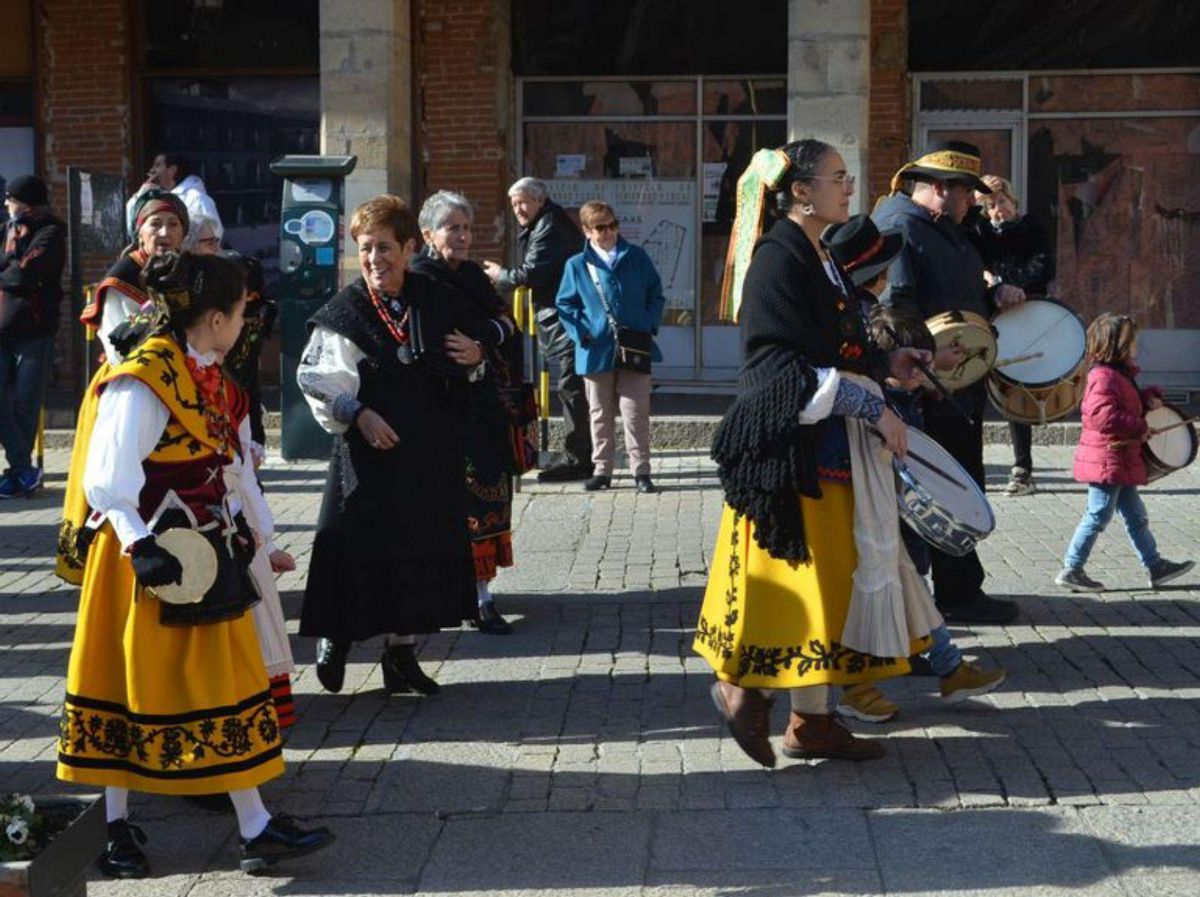 El pasacalles llegando a la Plaza Mayor. | E. P.