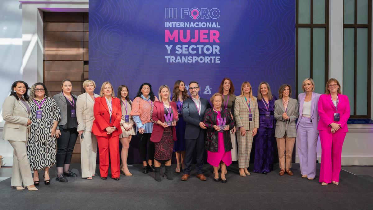 Foto de familia del III Foro Mujer y Sector Transporte.