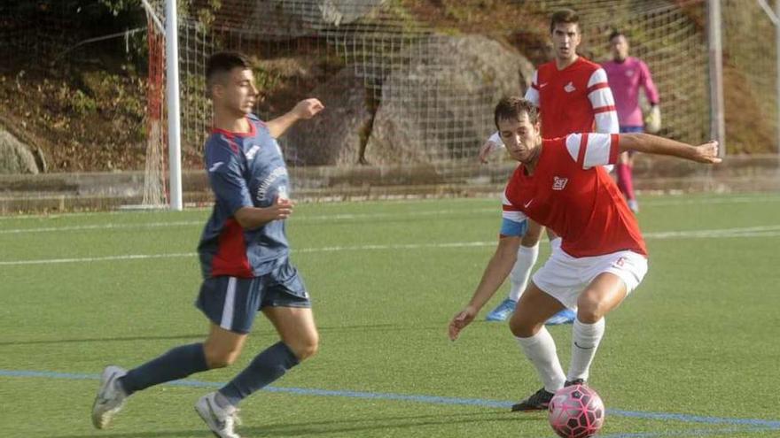 Adolfo trata de mantener la posesión ante el acoso de un jugador del San Esteban. // Noé Parga