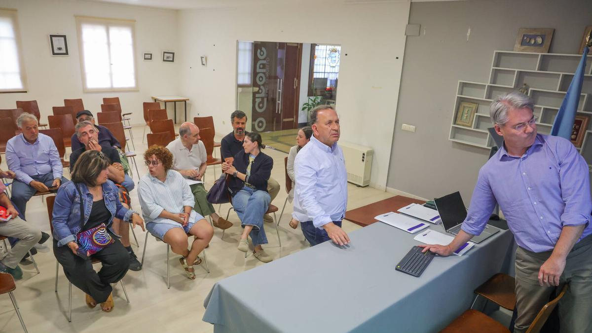 La reunión informativa que se lleva a cabo esta tarde en la casa consistorial.
