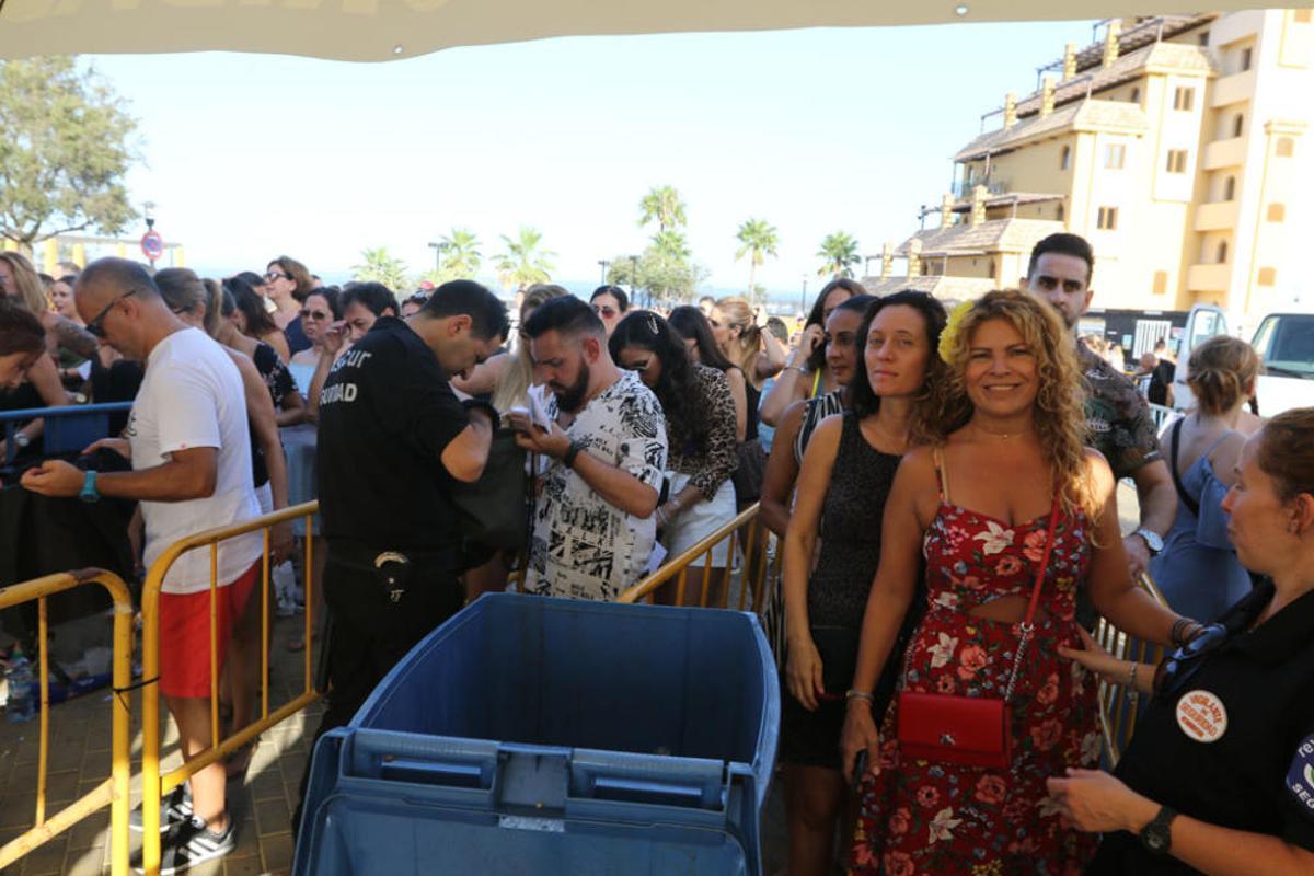 Gran expectación ante el único concierto de Jennifer Lopez en España. Se han formado largas colas hasta la apertura de las puertas del recinto del Marenostrum Castle Park, escenario del concierto.